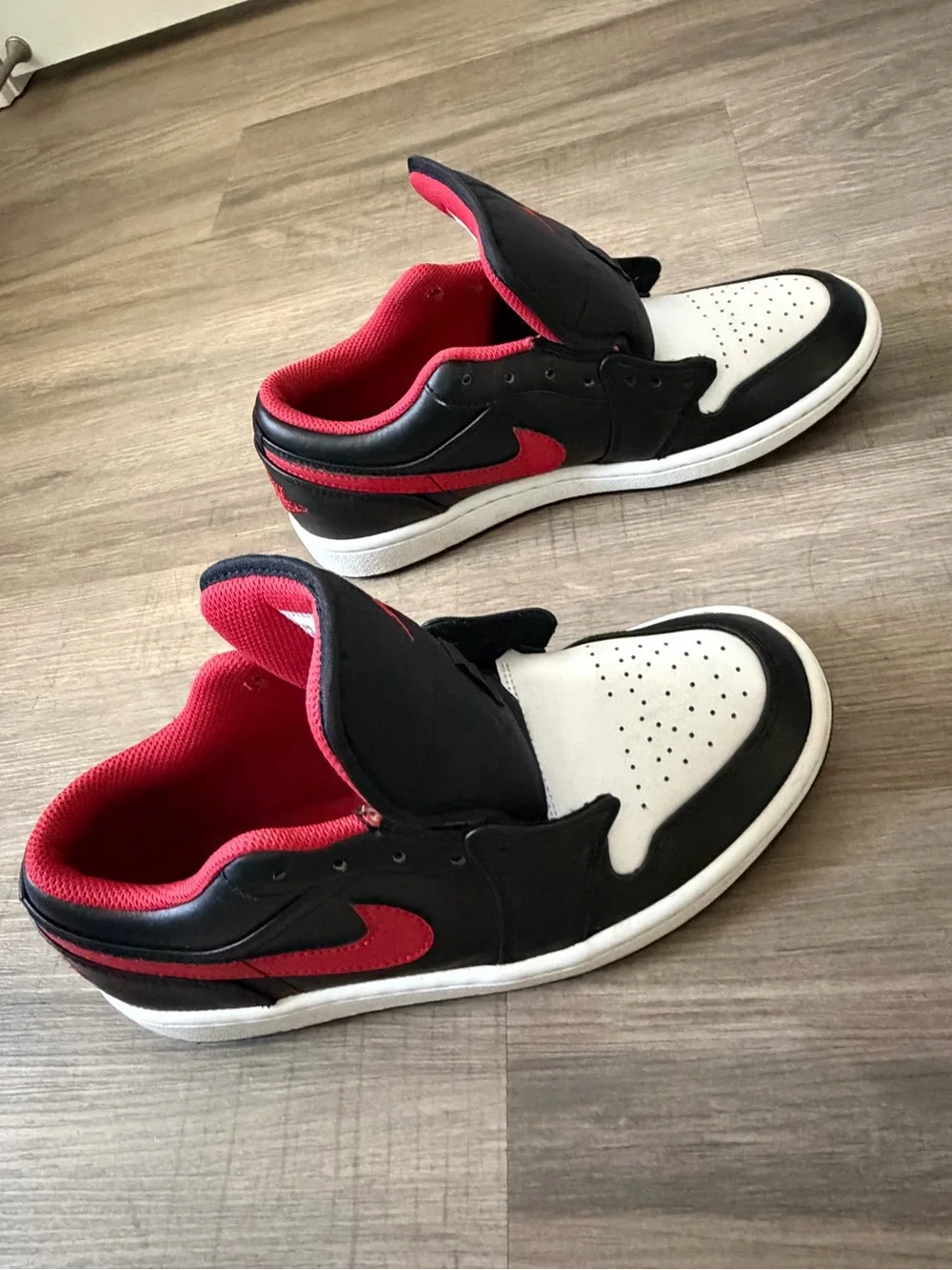 Nike Black/Red/White Low-Top Sneakers